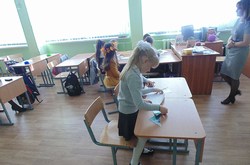 Девочка за партой на уроке логопеда