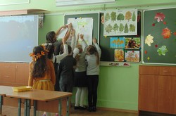 Возле доски на занятии логопеда