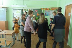 Урок логопеда водят хоровод дети и родители