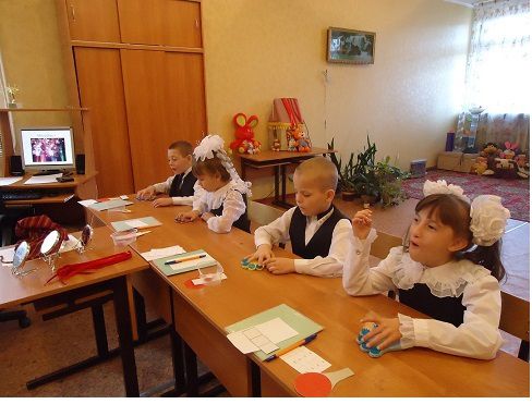 Дети в классе на занятии логопеда