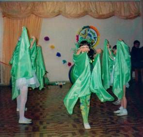 выходит ребенок в костюме Флоры