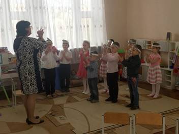Воспитатель в саду